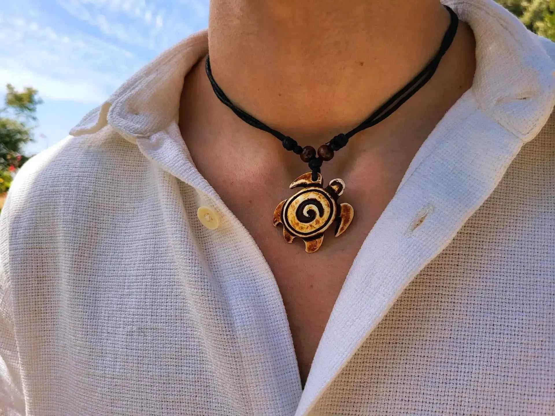 Collier Tortue marron motif Spirale