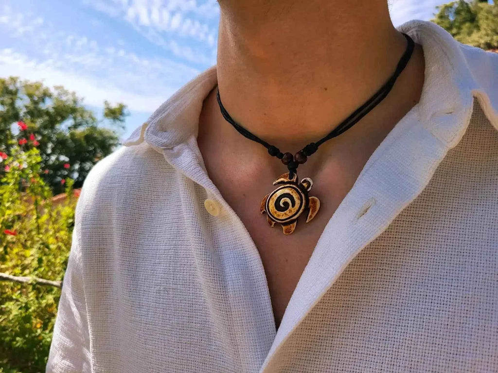 Collier Tortue marron motif Spirale