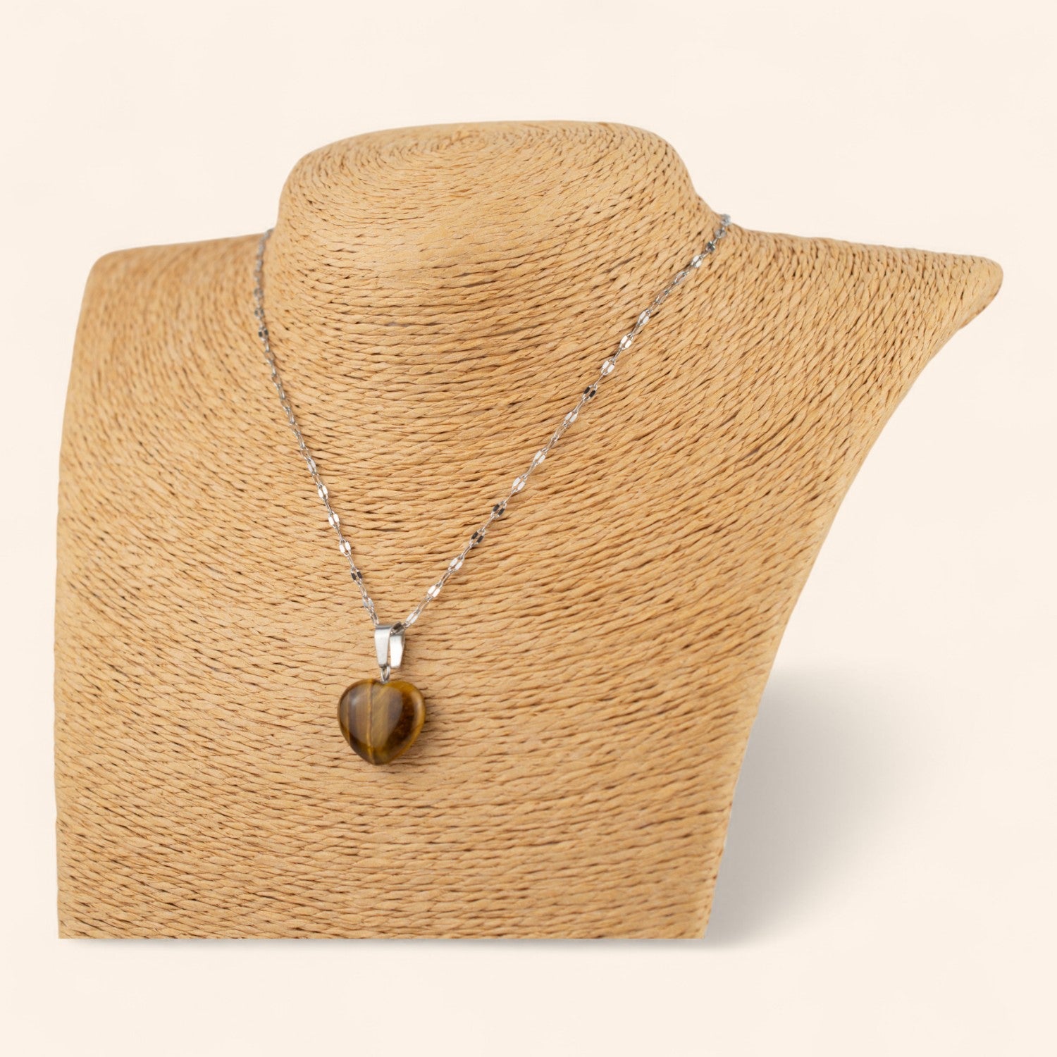 Pendentif cœur en pierres naturelles œil de tigre et chaîne argentée  Pendentif Jethyka