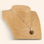 Pendentif cœur en pierres naturelles œil de tigre et chaîne argentée  Pendentif Jethyka