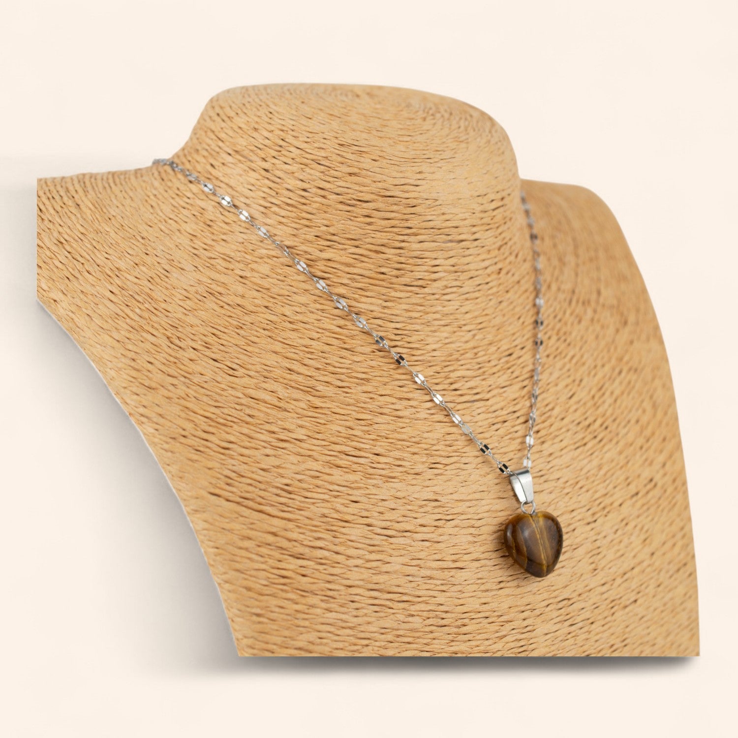 Pendentif cœur en pierres naturelles œil de tigre et chaîne argentée  Pendentif Jethyka