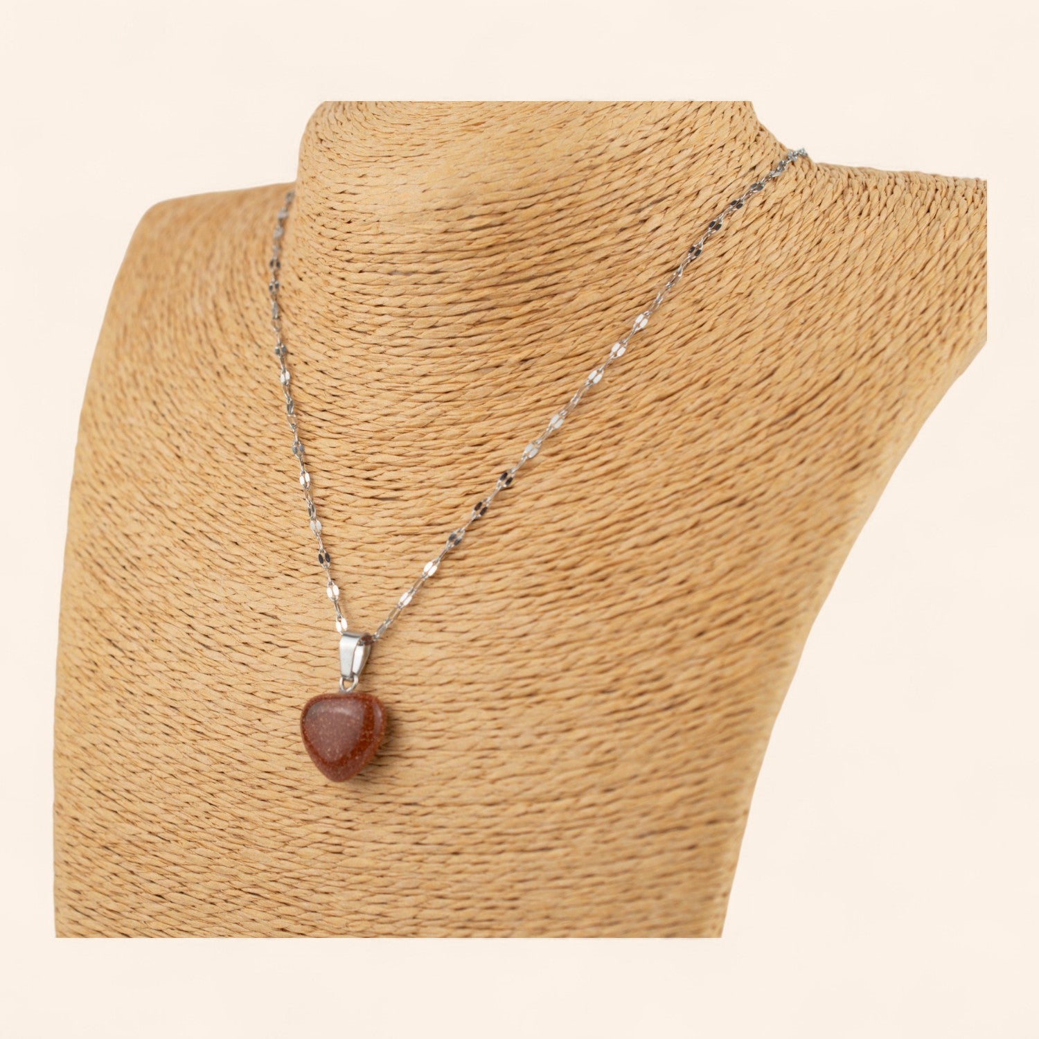 Pendentif cœur en pierre de sable et chaîne argentée  Pendentif Jethyka