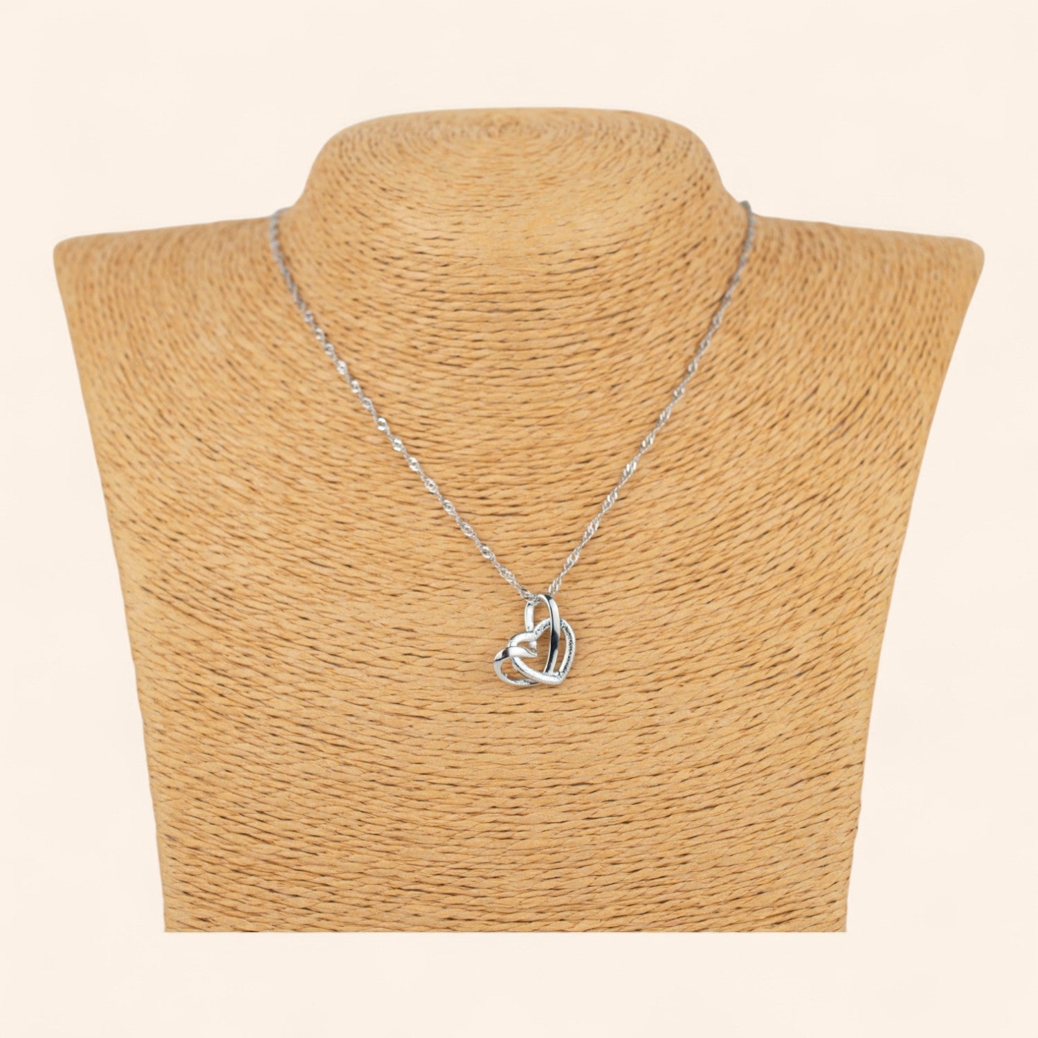 Collier femme en métal argenté avec pendentif 2 cœurs entrelacés  Collier Jethyka