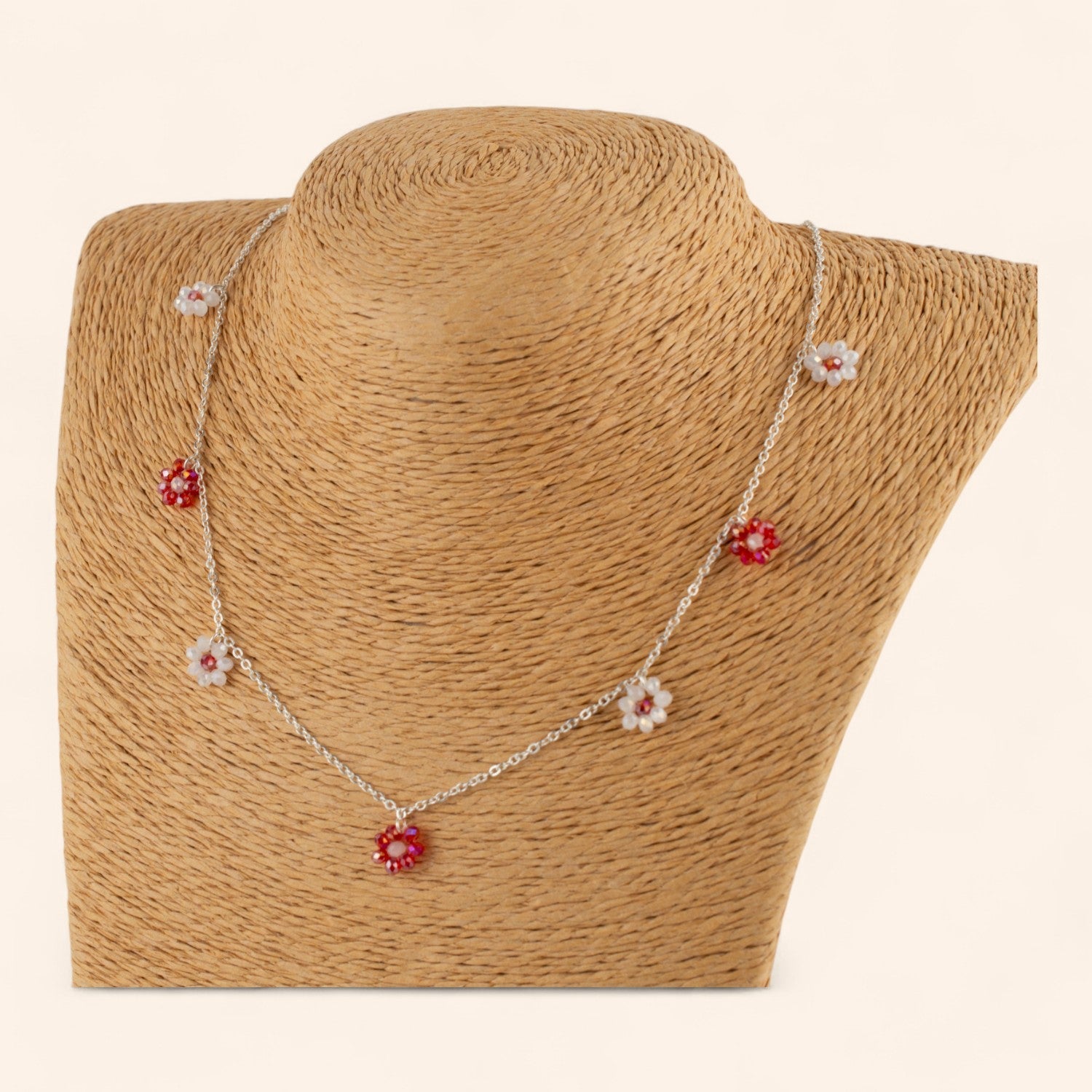 Collier chaîne argentée et fleurs en perles cristal blanches et rouges  Collier Jethyka