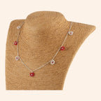 Collier chaîne argentée et fleurs en perles cristal blanches et rouges  Collier Jethyka