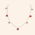 Collier chaîne argentée et fleurs en perles cristal blanches et rouges  Collier Jethyka