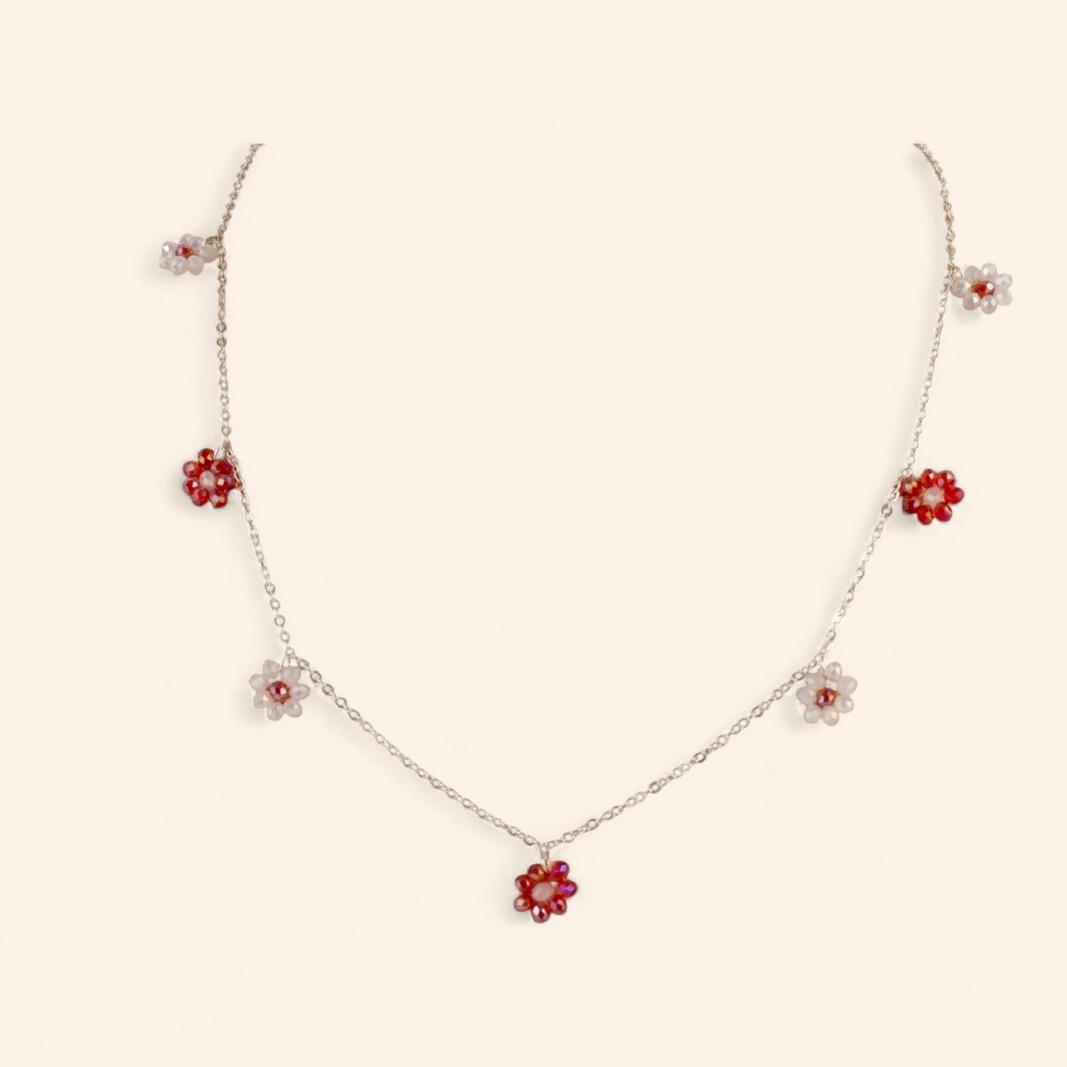 Collier chaîne argentée et fleurs en perles cristal blanches et rouges  Collier Jethyka