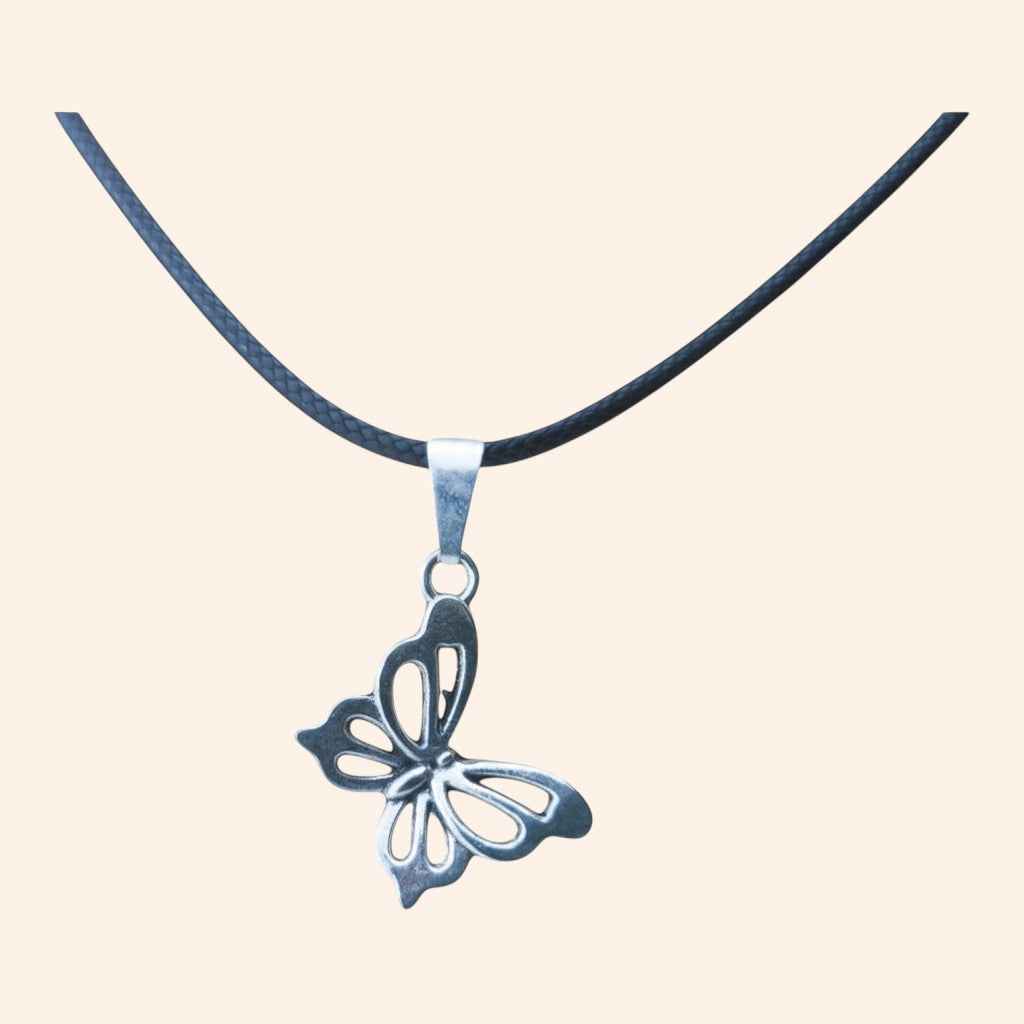 Pendentif Papillon argenté cordon noir