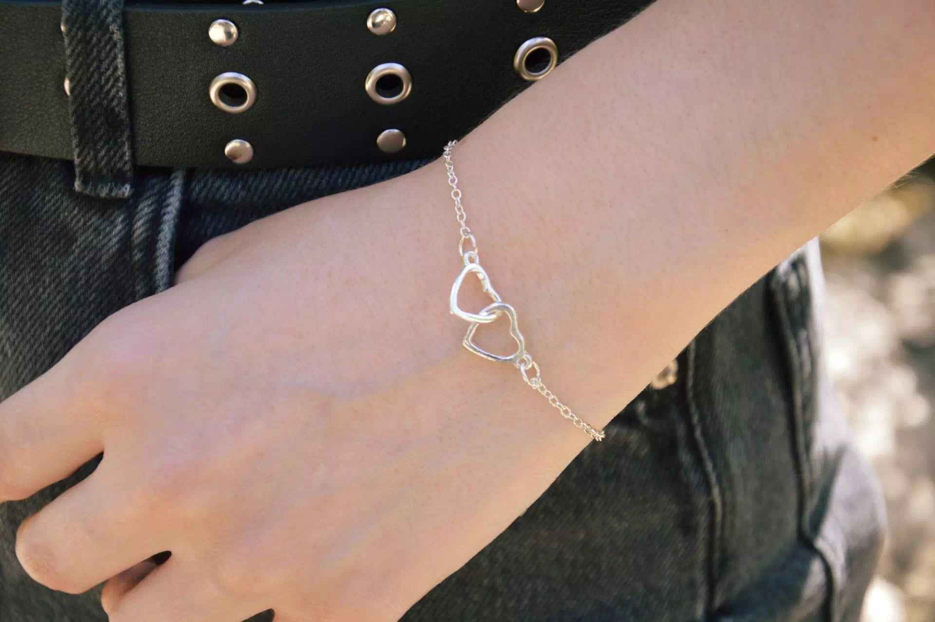 Bracelet Cœurs entrelacés et chaîne argentée