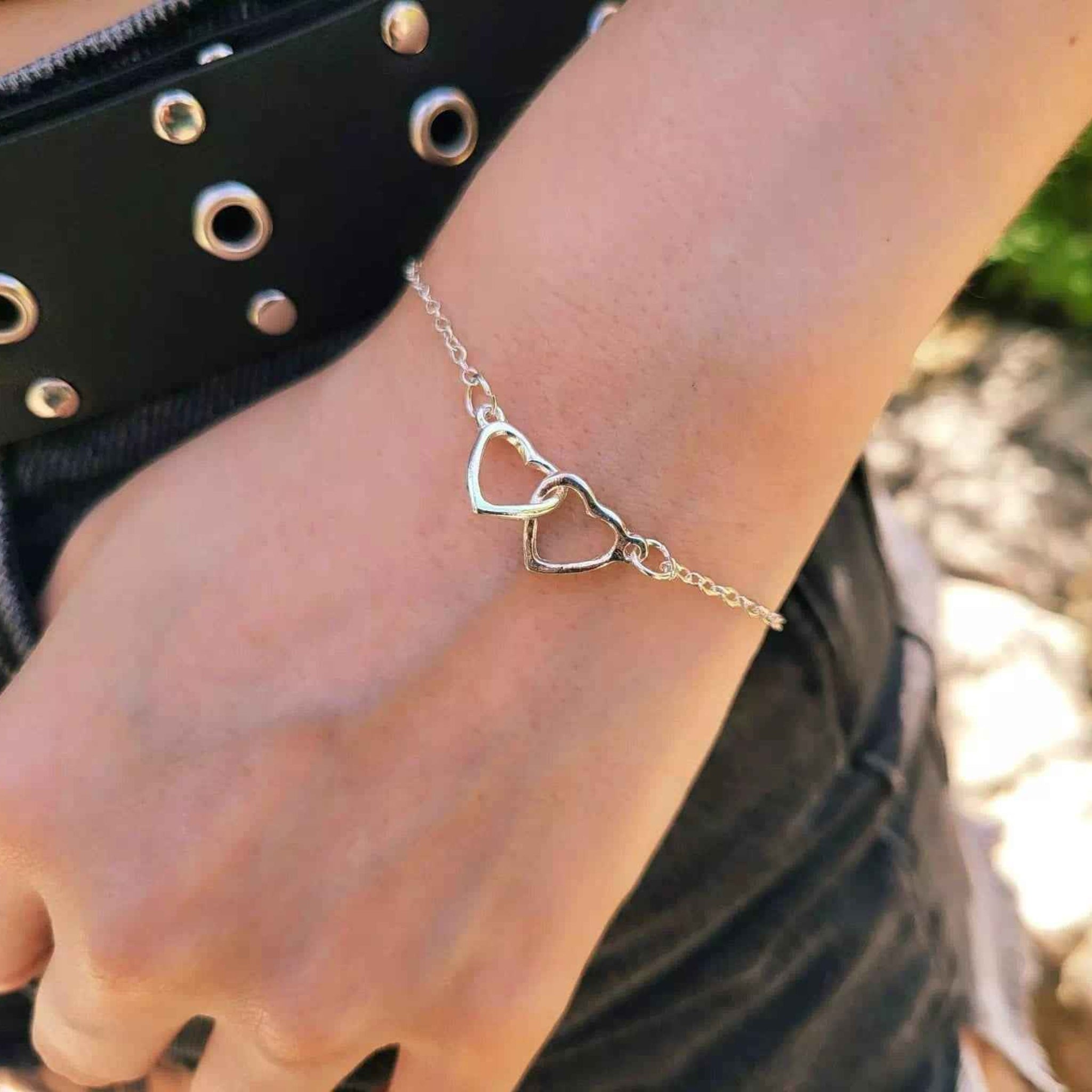 Bracelet Cœurs entrelacés et chaîne argentée