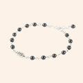 Bracelet JETHYKA Love en hématite noire, perles naturelles et chaîne argentée, fermoir réglable.