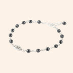 Bracelet JETHYKA Love en hématite noire, perles naturelles et chaîne argentée, fermoir réglable.