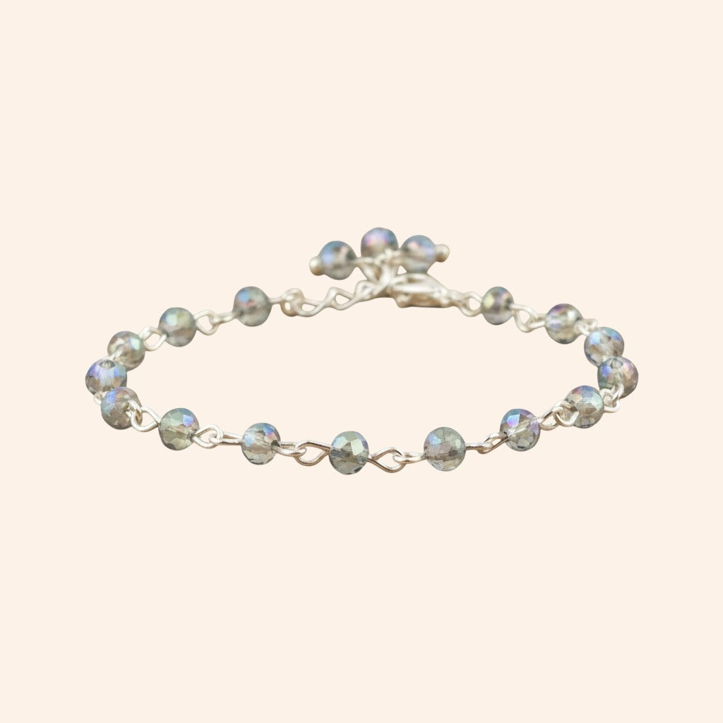 Bracelet JETHYKA en plaqué argent avec perles en cristal facetté gris-bleu, design fin et élégant.