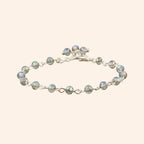 Bracelet JETHYKA en plaqué argent avec perles en cristal facetté gris-bleu, design fin et élégant.