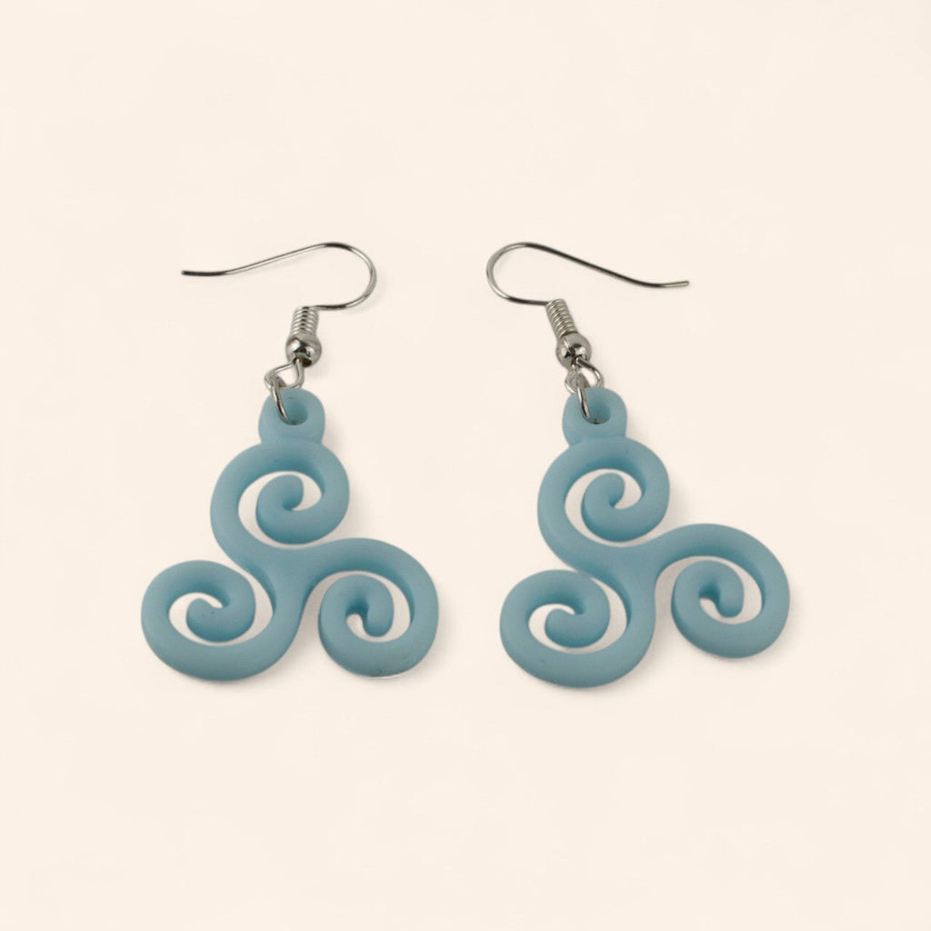 Boucles d'oreilles Triskell bleu ciel en résine  Boucles d'Oreilles Jethyka