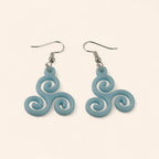 Boucles d'oreilles Triskell bleu ciel en résine  Boucles d'Oreilles Jethyka