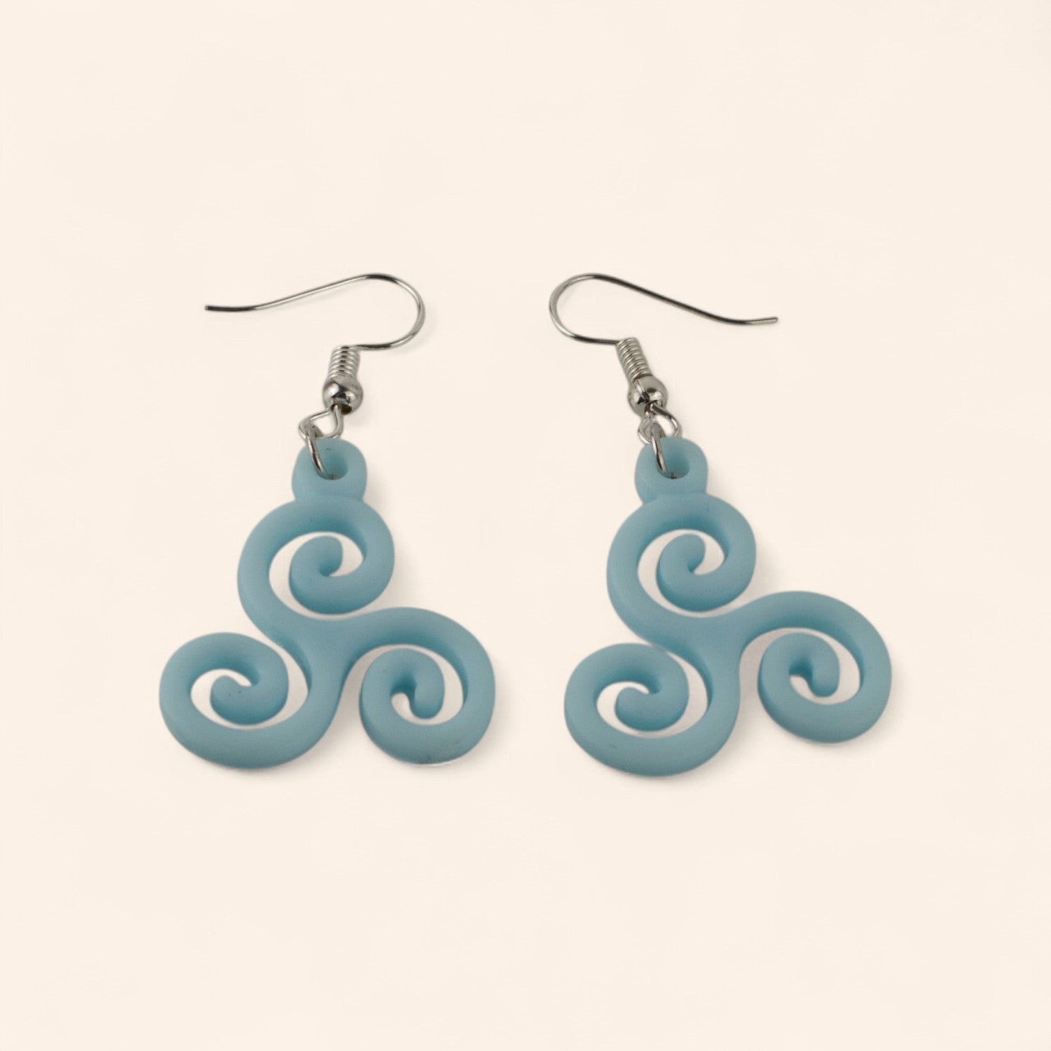 Boucles d'oreilles Triskell bleu ciel en résine  Boucles d'Oreilles Jethyka