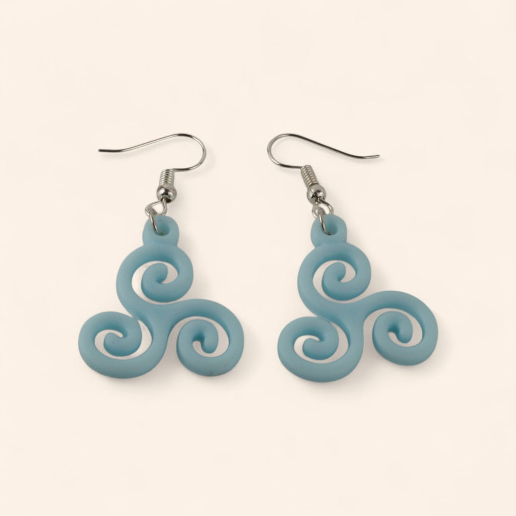 Boucles d'oreilles Triskell bleu ciel en résine  Boucles d'Oreilles Jethyka