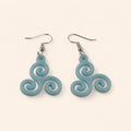 Boucles d'oreilles Triskell bleu ciel en résine  Boucles d'Oreilles Jethyka