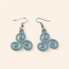 Boucles d'oreilles Triskell bleu ciel en résine  Boucles d'Oreilles Jethyka