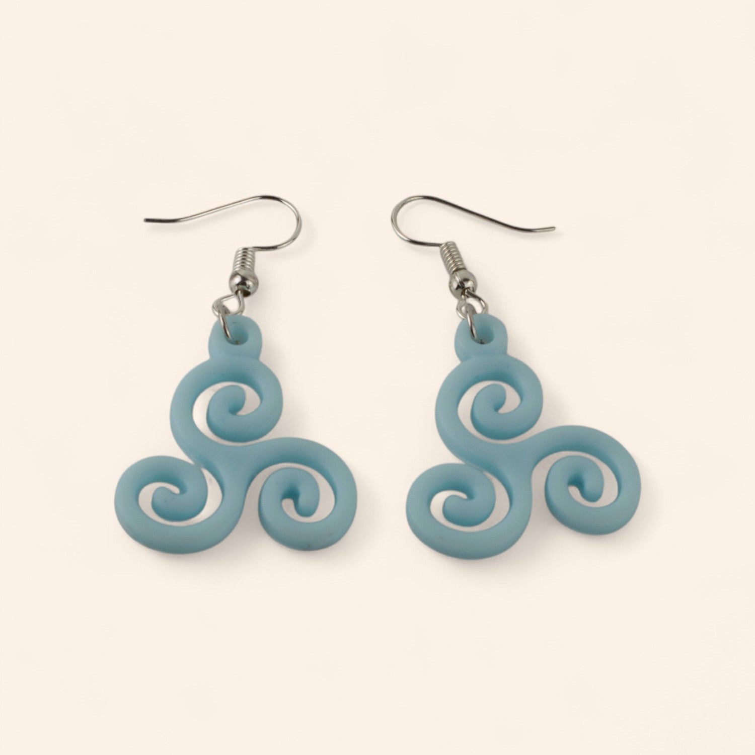 Boucles d'oreilles Triskell bleu ciel en résine  Boucles d'Oreilles Jethyka