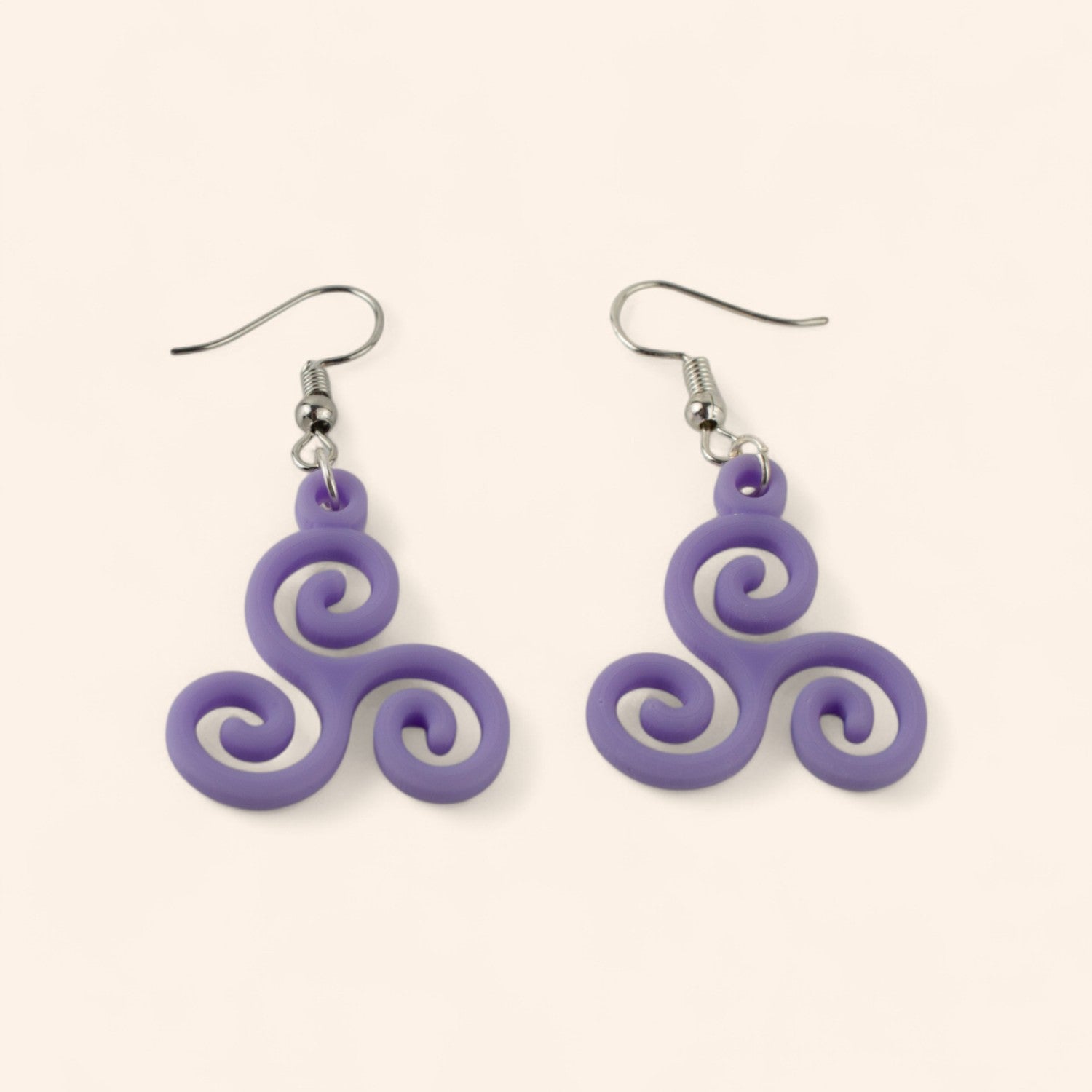 Boucles d'oreilles Triskell violettes en résine  Boucles d'Oreilles Jethyka