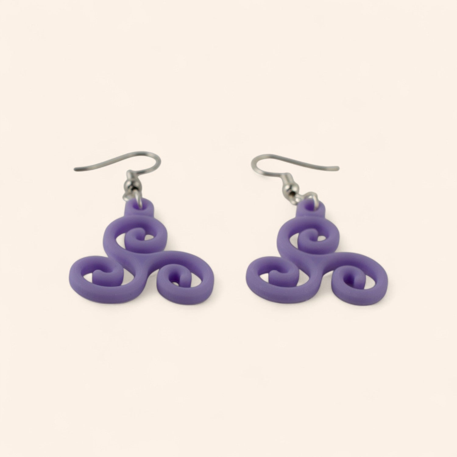 Boucles d'oreilles Triskell violettes en résine  Boucles d'Oreilles Jethyka